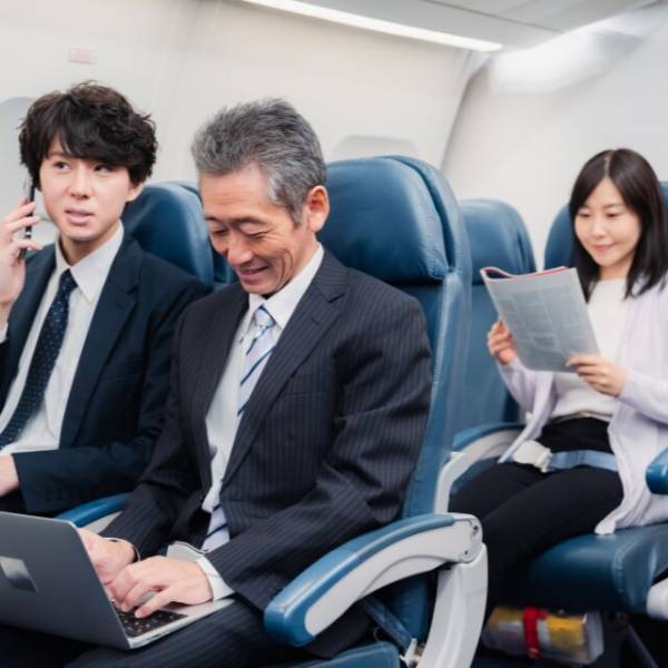 新幹線で…「赤ちゃんいるなら外出てよ」聞えるように文句を言う女性グループだったが…⇒「待って」隣にいた男性客の行動に衝撃！