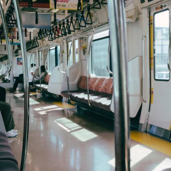 電車の優先席で…「起きなさいよ！高齢者が立ってるのよ！」「す、すみません…」席を譲るが文句を言う高齢者⇒その後、まさかの事態に！？