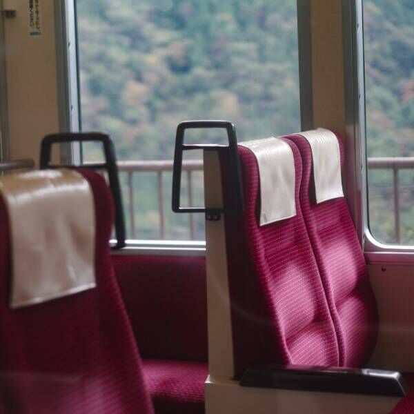 満員電車に乗ってきた”杖をついたお年寄り”。席を譲った次の瞬間、女性客に奪われた！？しかし直後→”救世主”の登場に女性客、赤っ恥！？