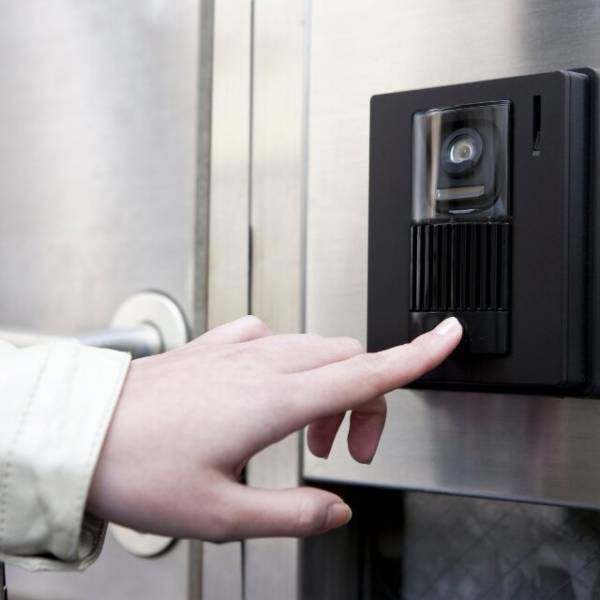 晩ご飯前に…「少しよろしいですか」突然訪問してきたママ友。直後→彼女が食卓を【ひっくり返す】事態に！？