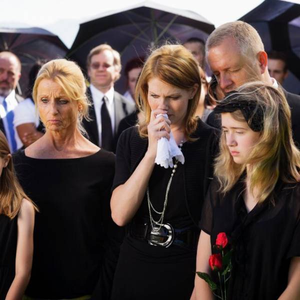 姉「お母さん亡くなったの？」妹「そういうこと」葬式に出席できなかった姉⇒この直後、妹から”まさかの事実”を告げられ…「へ？」