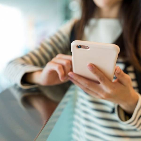 友人が『彼氏と見知らぬ女の写真』を見せてきて…私「ごめん、拡大していい？」友人「う、うん…」⇒”衝撃の事実”発覚に顔面蒼白！！