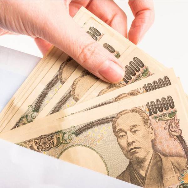 妻と口論した数日後…夫「これ受け取って」妻「なにこれ」”80万円を入れた封筒”を渡すと⇒笑顔の夫「じゃ仕事行ってくる」妻「は～い」