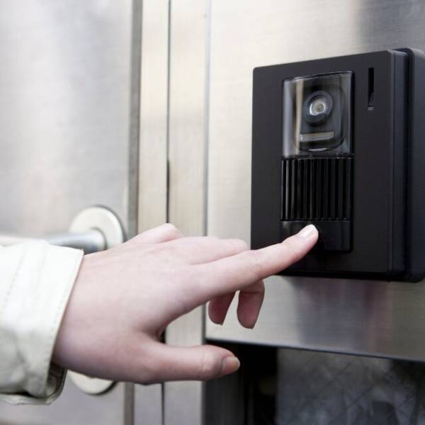 突然インターホンが鳴り…「ガスの点検に来ました」”業者の対応”に違和感。直後⇒「身分証出して！」友人の発言に感謝することに！？