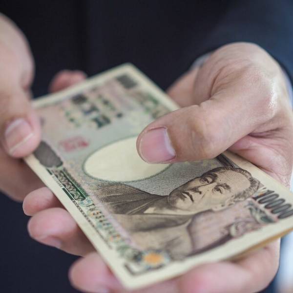 高校の友人が突然…「お前の親に月1万円貰ってた」「は…？」後日、両親を問い詰めると→笑顔で語った【驚きの理由】に絶句