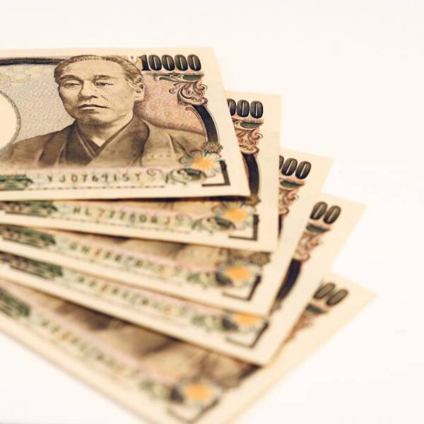 旅行する妻「連絡1回につき1万円ね！」夫「なんで…」しかし1週間後⇒妻から”緊急連絡”！？夫「300万円な」