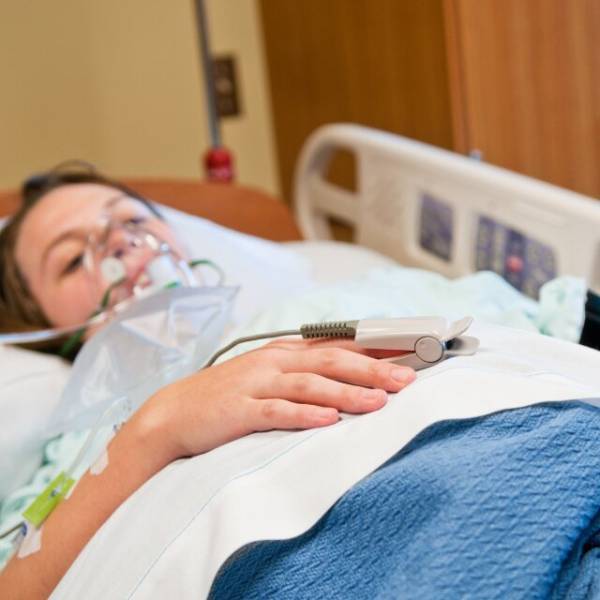 スーパーの野菜を食べた家族一同。その後【食中毒】で入院したが⇒「あの…」”まさかの原因”を告げられ顔面蒼白…