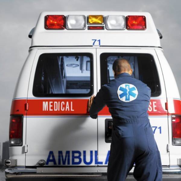 妻が腹痛で『救急車』を呼ぶと…隊員「同行お願いします！」夫「俺は…」夫が隊員に返答すると⇒「ちょ、あなたね…」