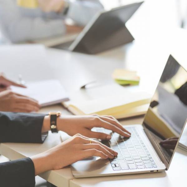 二次面接が終わり…人事「さっきの子いいですね！」しかし後日、人事部に『差出人不明』の郵便物が届き⇒”驚愕の中身”に「えっ？」