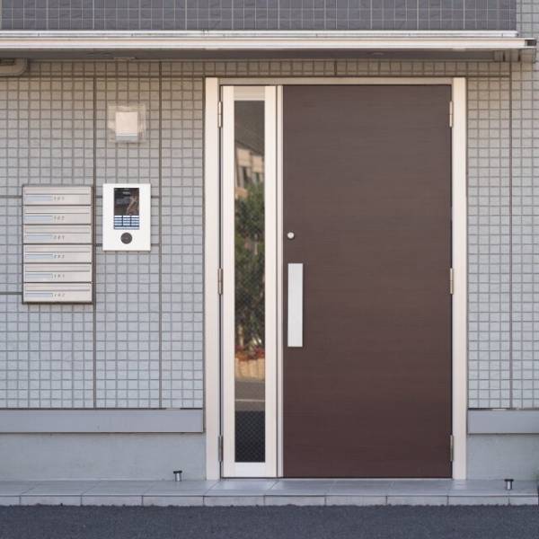 帰宅した妻…「家に入れないんだけど！？」夫「売りに出した、離婚してくれ」しかし⇒夫の言葉を聞いた妻「あぁ、そう」