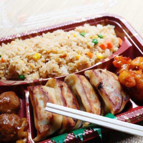 ママ友が『有名店の弁当』を買ってきた結果…「残したらもったいないわよ！」⇒私「昼からこれは…」