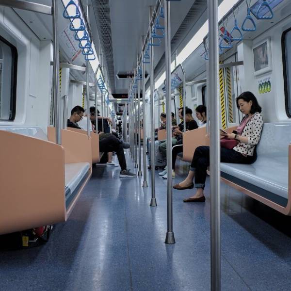 【ナイス！女子高生】電車内で走り回る子ども「ジャーンプ（笑）」しかし次の瞬間⇒見ていた女子高生が一喝！