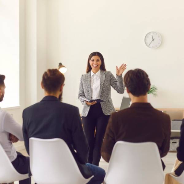 会社で…私「主任と付き合ってるの」後輩「すごーい！」しかし3ヶ月後⇒後輩「今日が最終出勤日です！」突然の”退職理由”に社内騒然…