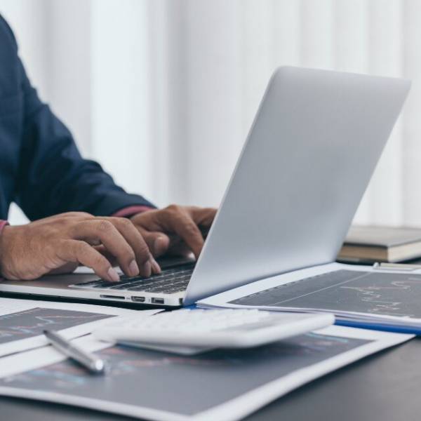 ミスを繰り返す”新人派遣社員”…翌日⇒「彼はクビになりました」「何もそこまで…」しかし直後、課長が放った【派遣社員の正体】にゾッ…