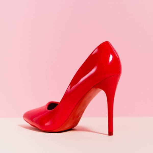 合鍵で入ると…玄関に『赤いパンプス』が！部屋に入ると”知らない女”がいて⇒笑顔で挨拶するも…「ぷっ」女が放った発言に「はあ？」