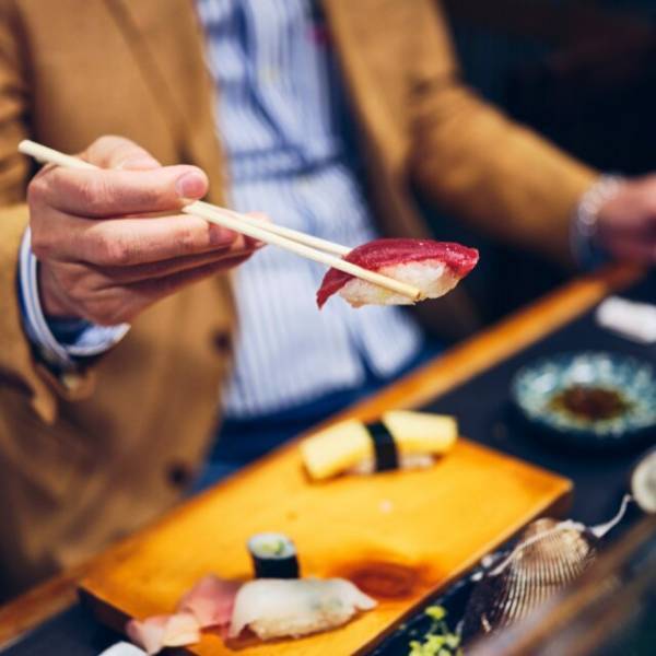 高級寿司屋で…奢られ目的で”大豪遊”した女子大生「おじさん御馳走さま♡」しかし1週間後⇒女子大生に届いた”1枚の紙”に「へ？」