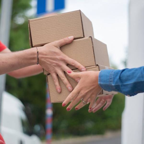 1ヶ月間、同じ住所に荷物を配達。「サインお願いします」「はい」手が震えている受取人に違和感…その後⇒明らかになった荷物の中身に驚愕