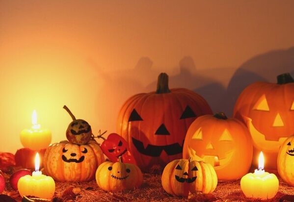 「何かおかしい…」仮装パーティーで彼が話す&#8221;小悪魔&#8221;。スマホを見て判明した残酷な真実