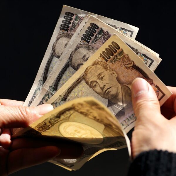 夫「80万円入ってる」妻「なにこれ」”札束入りの封筒”渡すと…⇒笑顔の夫「じゃ、仕事行ってくるね」