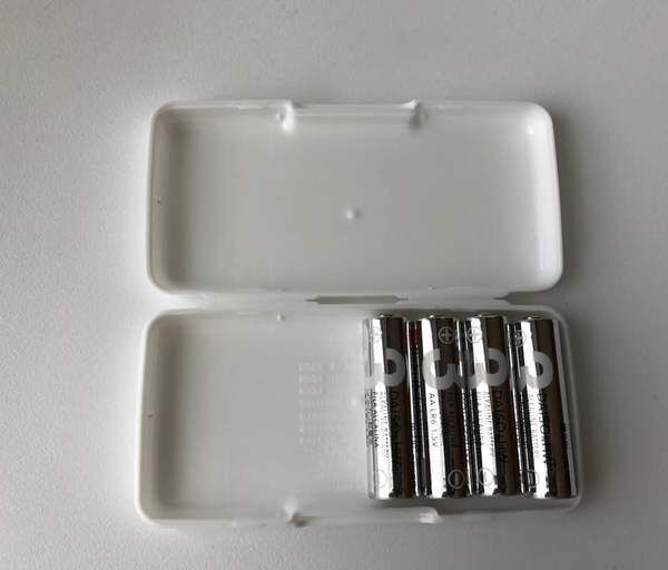 セリアのSDカードケースは単三電池収納にも使える