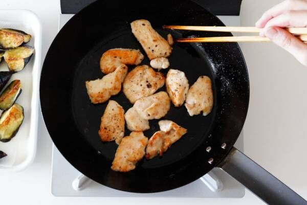 お安く簡単おかず！ 暑くても箸が止まらない「夏野菜の鶏肉料理」レシピ