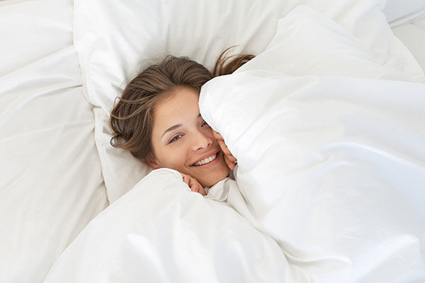 熱帯夜でもグッスリ眠れます！ …睡眠のプロ推奨の入浴法と寝汗対策