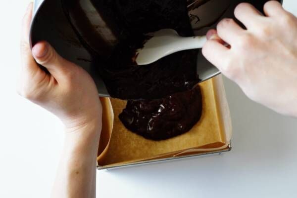 混ぜて焼くだけでプロ級の味！ 初心者も失敗なし「チョコレートブラウニー」簡単レシピ