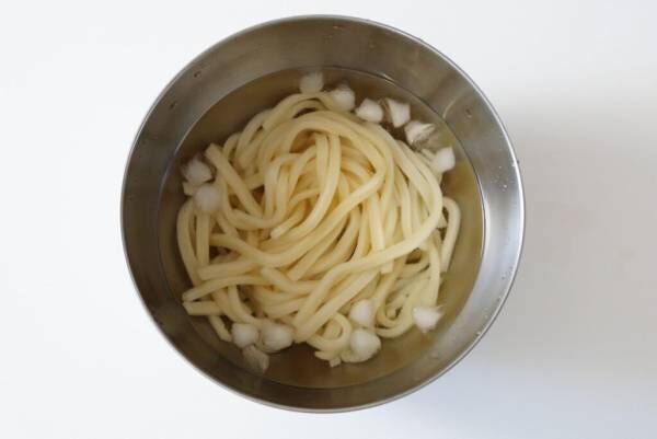 【冷凍うどん】の美味しい食べ方！ 夏のランチにぴったり「簡単アレンジレシピ」