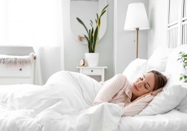 体調不良の原因は“寝相”かも…【医師監修】睡眠の質向上につながる「寝姿勢」のポイント