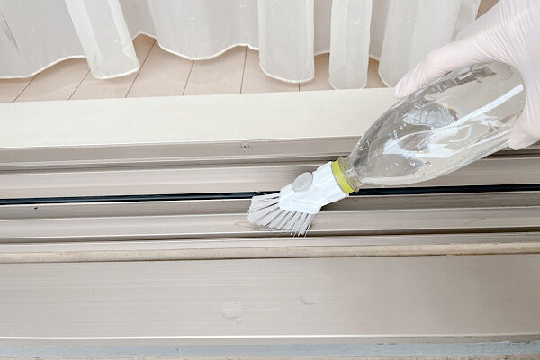 絶対に5月にやるべきです！ 掃除のプロが教える「窓サッシの超簡単な掃除テク」