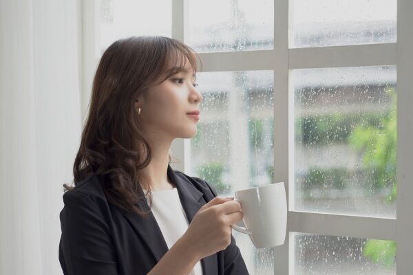 なんとなく元気が出ない…【医師監修】天気が悪い日に「体調を崩しやすいNG行動」と健康対策