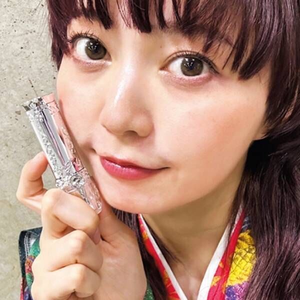 安本彩花「みずみずしいつけ心地は夏にぴったり」 皮脂ケアコスメほか、新商品にトライ