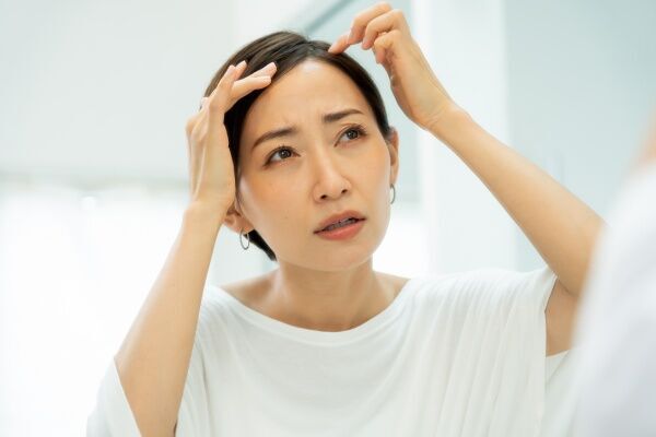 疲れて見えるのは髪のせいです… 美容師が教える「老け見え髪の特徴」と今すぐできる改善策