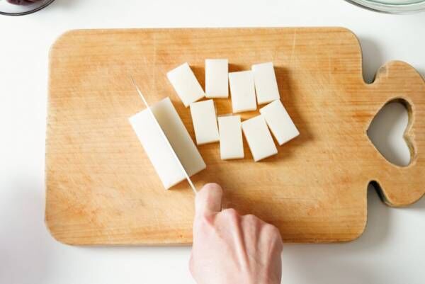 余った切り餅で簡単おやつ！ 電子レンジで作る『イチゴ大福』