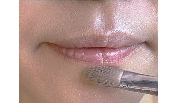 大人世代の“小顔メイク”は要注意！ 美容家が実践する「中顔面短縮の簡単テク」