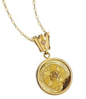 『ふしぎの国のアリス』公開70周年を記念した「アリスのゴールドアニバーサリー純金コインの宝飾ペンダント」新発売！