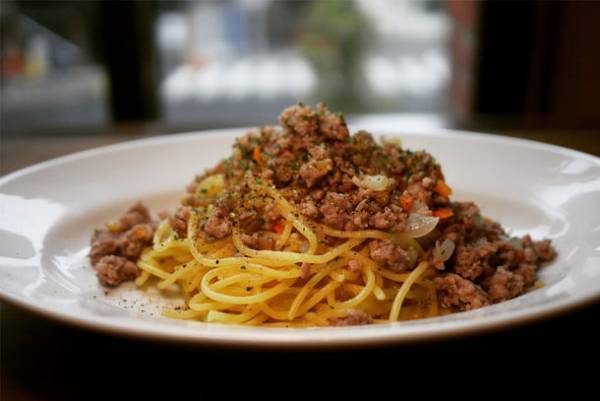 トマトソースを使わない“塩のミートソース”スパゲッティ！奥池袋のカフェ『ROCKET CAFE』に期間限定メニュー登場、10/1～提供