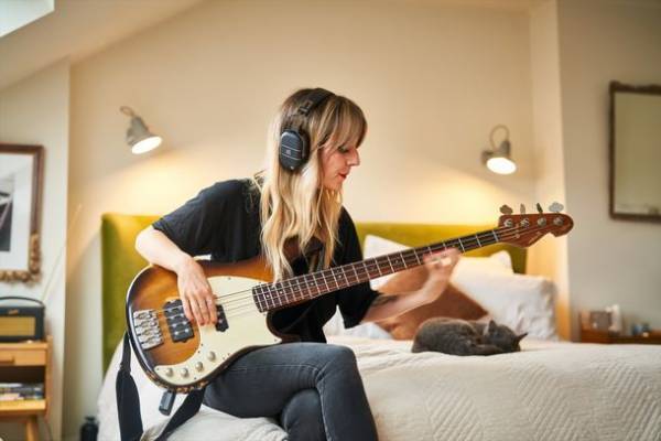 独自の立体音響テクノロジーを採用した完全ワイヤレスのヘッドホン型ベースアンプを発売　～ステージ上のような臨場感あるベースアンプのサウンドを実現。スマートフォンとの連携で練習も楽しく～