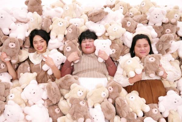 “ぼる塾”が人気キャラクターと異色のコラボ　600個の「モコモカ」に埋もれる特別映像を大公開