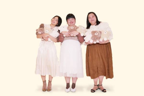 “ぼる塾”が人気キャラクターと異色のコラボ　600個の「モコモカ」に埋もれる特別映像を大公開