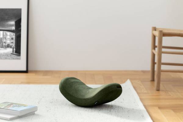 ゆらゆら揺れて 腰を快適リフレッシュ　骨盤がスイングする腰ストレッチ枕 発売