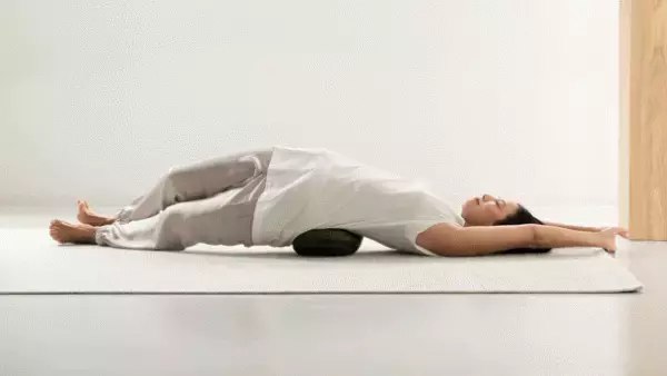 ゆらゆら揺れて 腰を快適リフレッシュ　骨盤がスイングする腰ストレッチ枕 発売