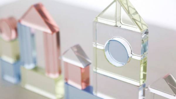 株式会社ベルビーのオリジナルブランド、ベルビーアンファンより子供も大人もいっしょに楽しめる！キラキラ光る日本製アクリル積み木が新登場　9月7日よりMakuakeで先行販売開始！