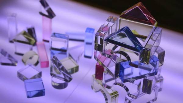 株式会社ベルビーのオリジナルブランド、ベルビーアンファンより子供も大人もいっしょに楽しめる！キラキラ光る日本製アクリル積み木が新登場　9月7日よりMakuakeで先行販売開始！