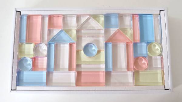 株式会社ベルビーのオリジナルブランド、ベルビーアンファンより子供も大人もいっしょに楽しめる！キラキラ光る日本製アクリル積み木が新登場　9月7日よりMakuakeで先行販売開始！