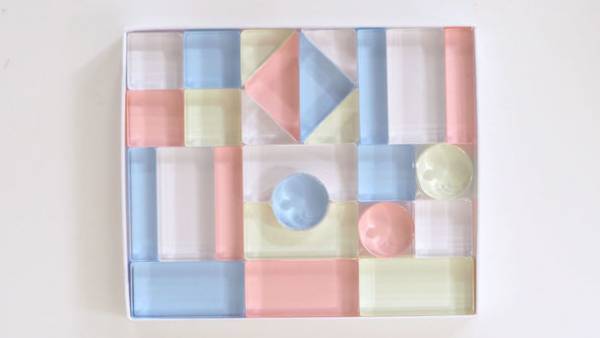 株式会社ベルビーのオリジナルブランド、ベルビーアンファンより子供も大人もいっしょに楽しめる！キラキラ光る日本製アクリル積み木が新登場　9月7日よりMakuakeで先行販売開始！