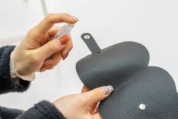 アルコール除菌可能なネコ型レザーマスクケース　販売個数2,000個突破！＜株式会社石井＞