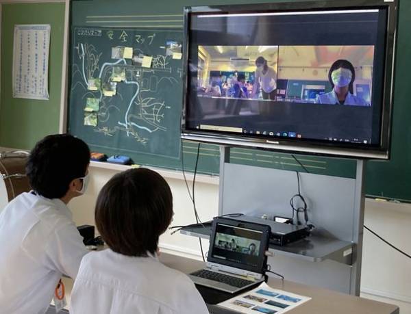 バイオポリ上越が十日町市立飛渡第一小学校で出前授業を行い、バイオマスプラスチックごみ袋100枚を寄付