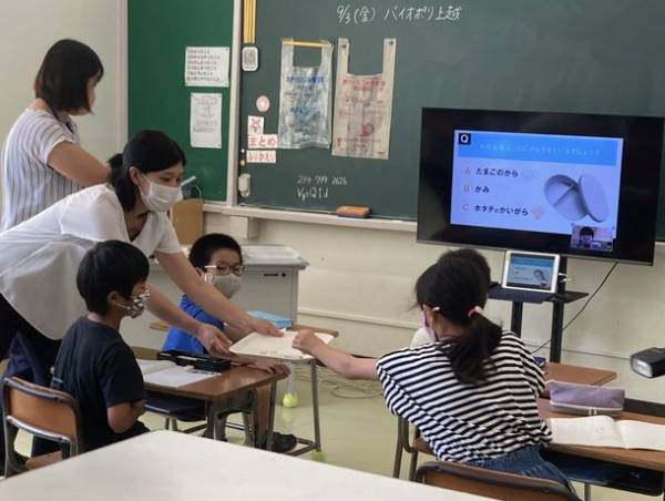 バイオポリ上越が十日町市立飛渡第一小学校で出前授業を行い、バイオマスプラスチックごみ袋100枚を寄付