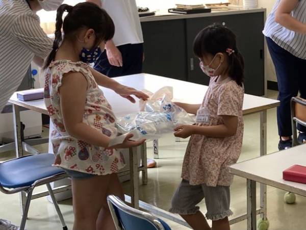 バイオポリ上越が十日町市立飛渡第一小学校で出前授業を行い、バイオマスプラスチックごみ袋100枚を寄付